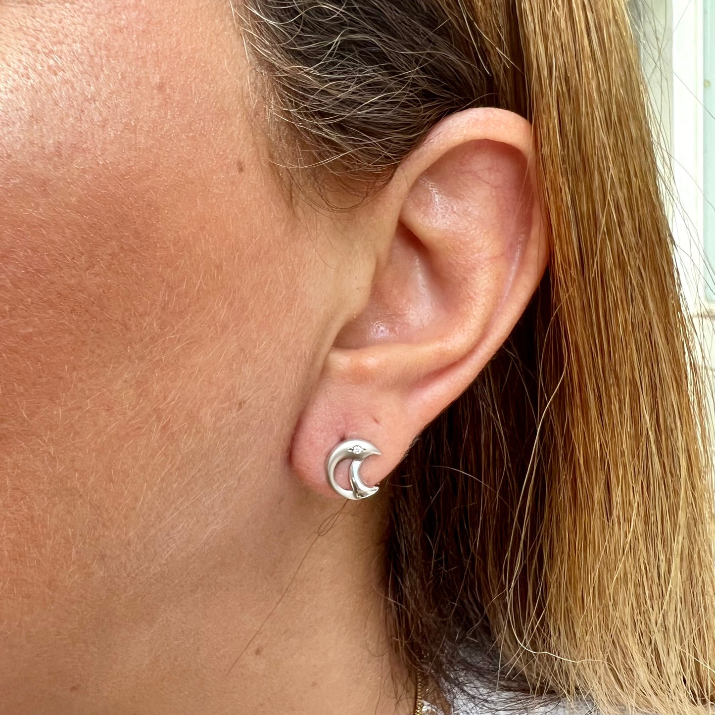 Half Moon Earrings in 18K White Gold w/ Diamond