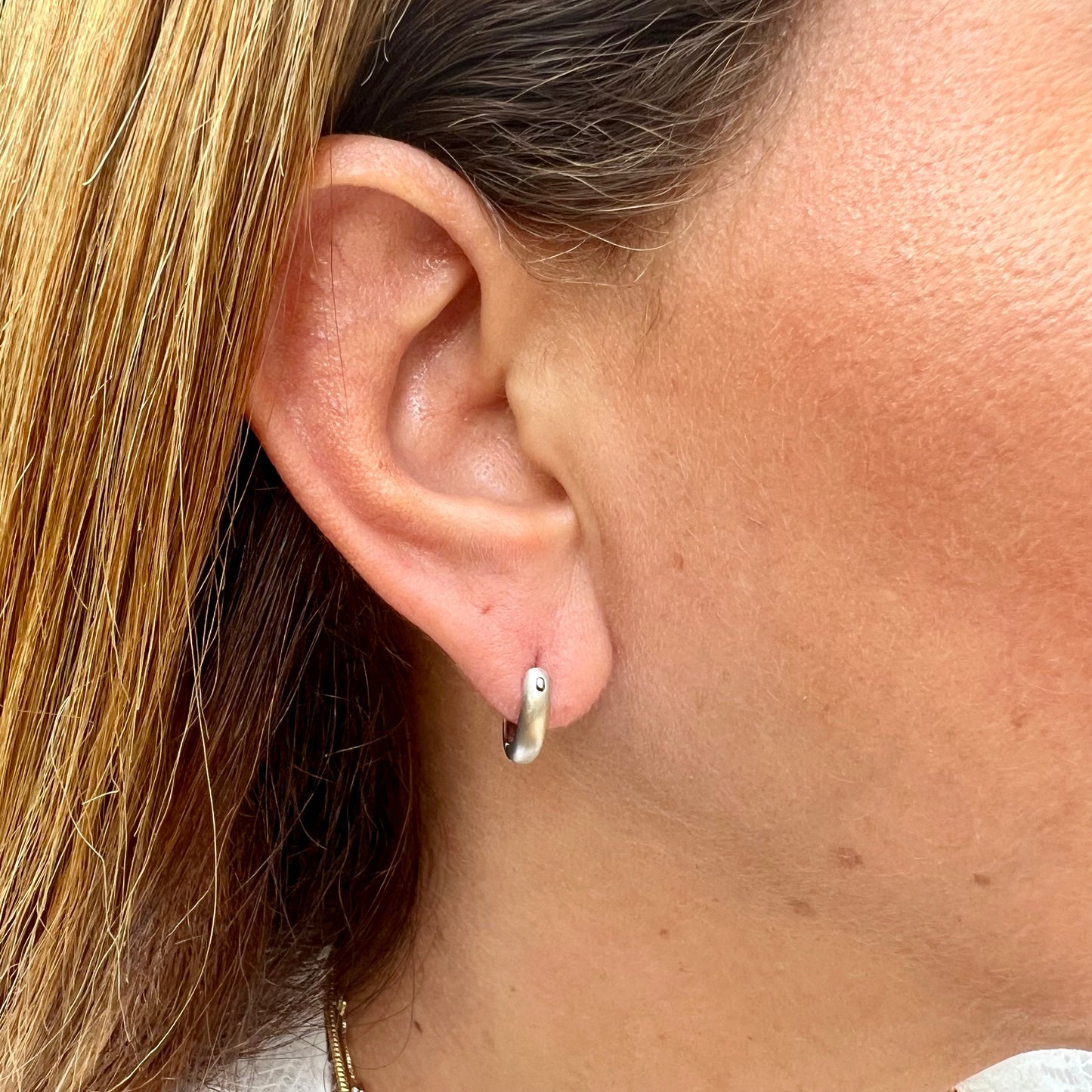 Daisy Earrings in 18k White Gold